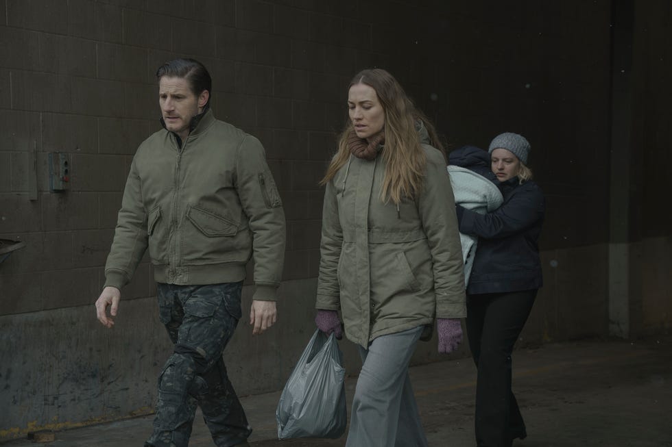 Sam Jaeger als Mark Tuello und Yvonne Strahovski als Serena in der letzten Folge von „Der Report der Magd“