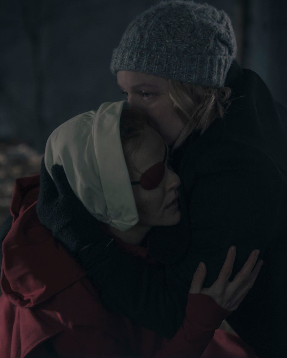 мэдлин брюэр и элизабет мосс в роли джанин и джун в сериале «рассказ служанки»