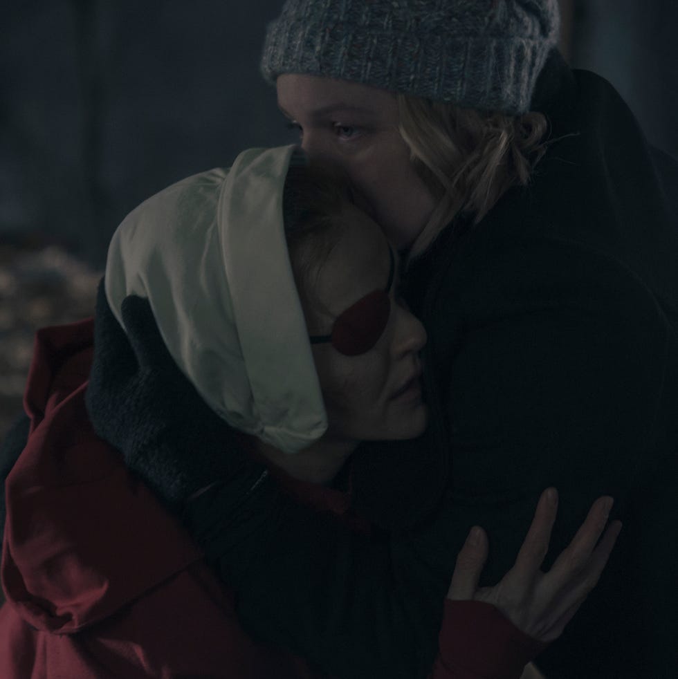мэдлин брюэр и элизабет мосс в роли джанин и джун в сериале «рассказ служанки»