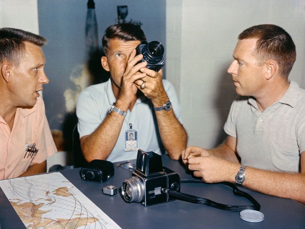 Astronaut Wally Schirra test de speciaal geprepareerde Hasselblad voor zijn MercuryAtlas 8missie in 1962