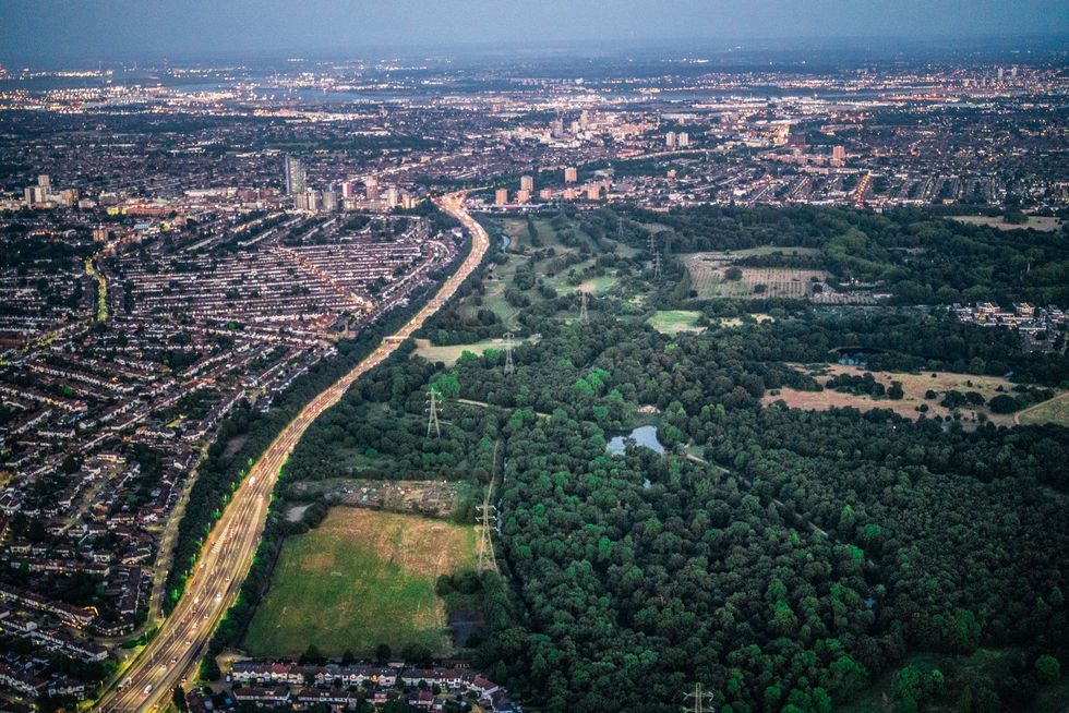 Deze enorme groengordel werd in de jaren dertig aangelegd om de fysieke groei van Londen te beteugelen De gordel is nu drie keer zo groot als de stad die hij omringt
