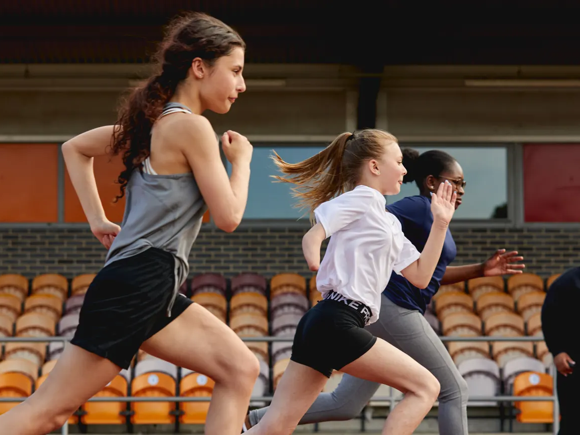 Por qué las niñas dejan de hacer deporte en la adolescencia? ¿Cuál es la  solución? - Fundación Créate