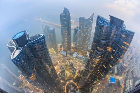 Mist, zee, wolkenkrabbers Corcoran was enthousiast over het gebruik van een groothoeklens door Sungjin Kim om een toch al ongewone skyline van dit anders wereldse beeld in Busan ZuidKorea te vervormen