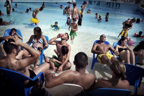 Gezinnen ontspannen en spelen in een waterpark bij Tiberias Isral De foto stond in een editie van National Geographic uit 2010