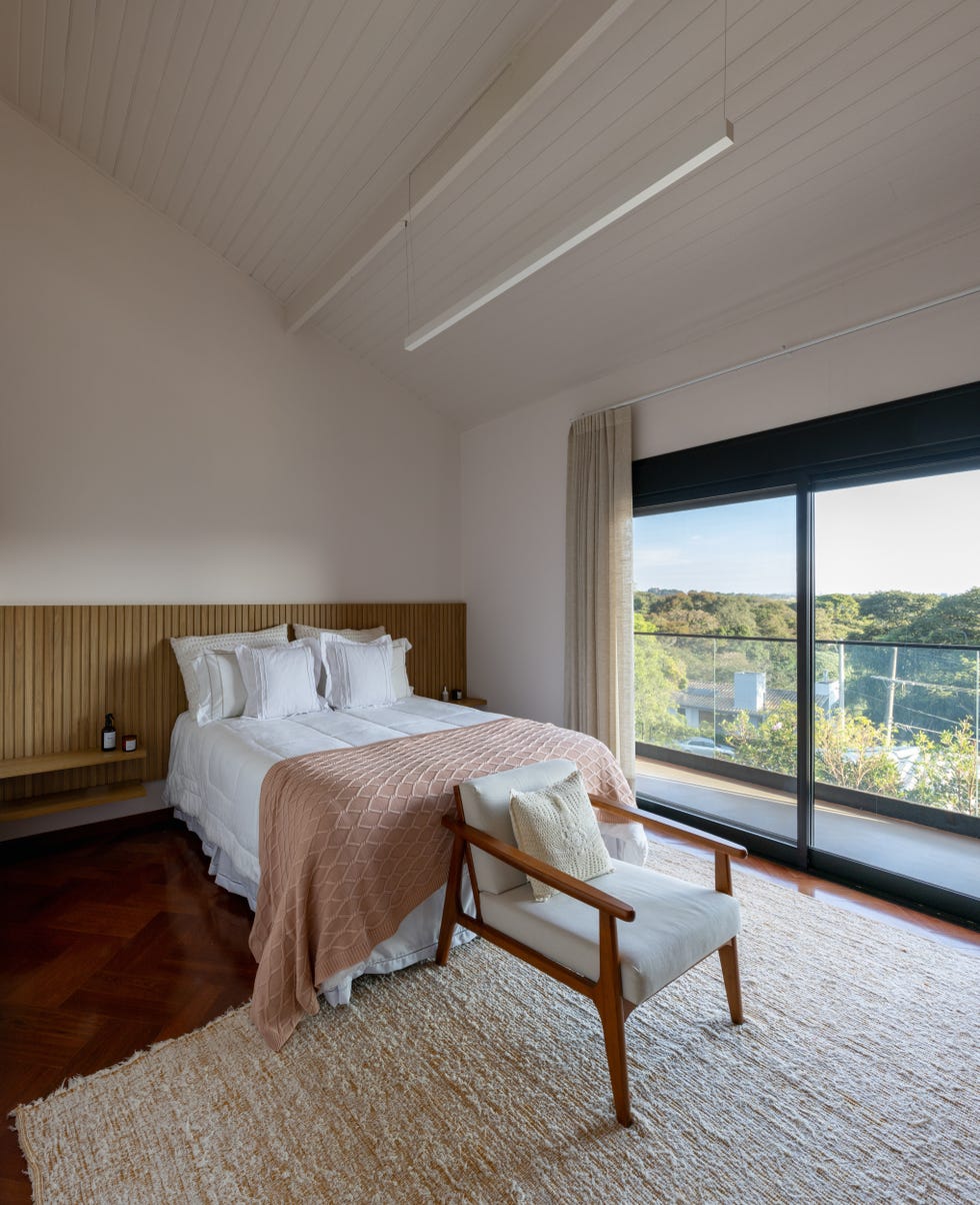 casa roja de los 90 de vivienda convencional de espacio pequeños a abrirse al paisaje