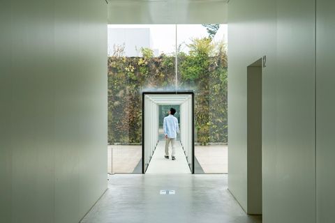 Een bezoeker kijkt rond in een van de lichte gangen van het 21st Century Museum of Contemporary Art in Japan Het ronde gebouw heeft geen hoofdingang om te voorkomen dat mensen de kunstwerkenvanuit slechts n richting bekijken