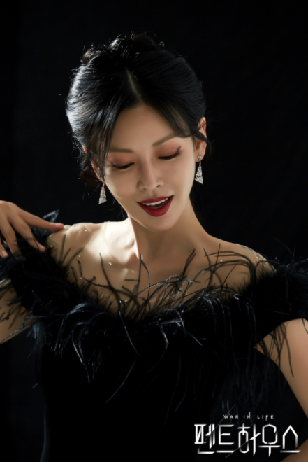 金素妍身穿華麗羽毛的黑色連身裙