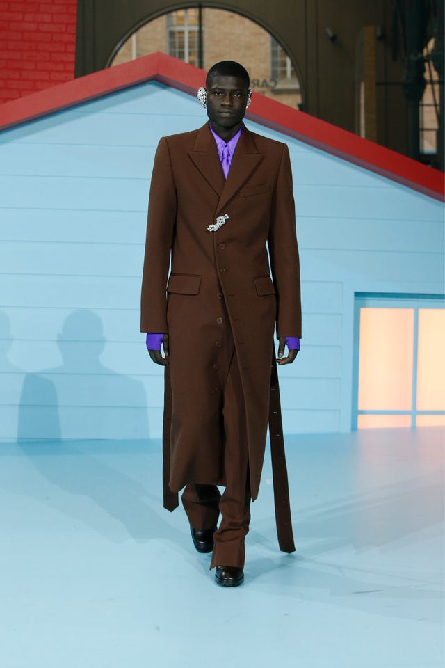 LOUIS VUITTON X VIRGIL ABLOH: LA EVOLUCIÓN DEL TRAJE MASCULINO A