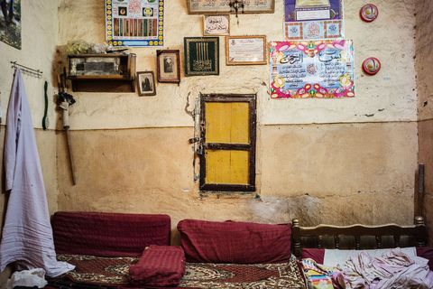 Een kleine afgesloten deur in het huis van Sheikh Bastawi Muhammad verbergt een kluis met een boek over hekserij Het is geschreven in het Qarmat de taal die wordt gebruikt voor djinn en magie