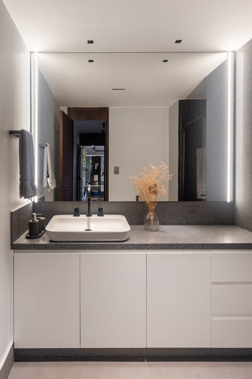 estilo industrial y esencia ochentera en este duplex inspirado en los clasicos lofts neoyorquinos