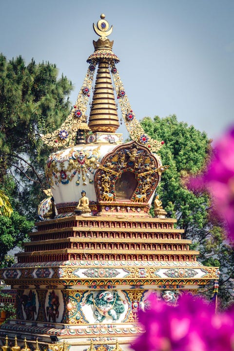 Kopanklooster NepalIn het Kopanklooster leven honderden zingende monniken en buitenlandse meditatieleerlingen Het klooster ligt 56 kilometer ten noordoosten van Kathmandu op een heuveltop die ooit in handen was van een koninklijke Nepalese astroloog De centrale meditatiehal van het klooster is heel kleurrijk Elke kleur zorgt voor een andere focus van het gele plafond geworteldheid tot de rode zuilen levenskracht en preservatie