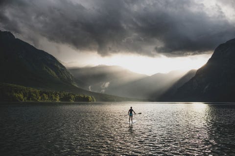 MEER VAN BOHINJ SLOVENIOndanks de voorspelde regen ging fotograaf Ciril Jazbec er even tussenuit voor een weekendtrip naar het meer van Bohinj dat verstopt ligt in Nationaal park Triglav in de Julische Alpen in Sloveni We werden beloond met een heerlijke rustige tijd aldus Jazbec en op een avond was net voor zonsondergang dit prachtige licht te zien