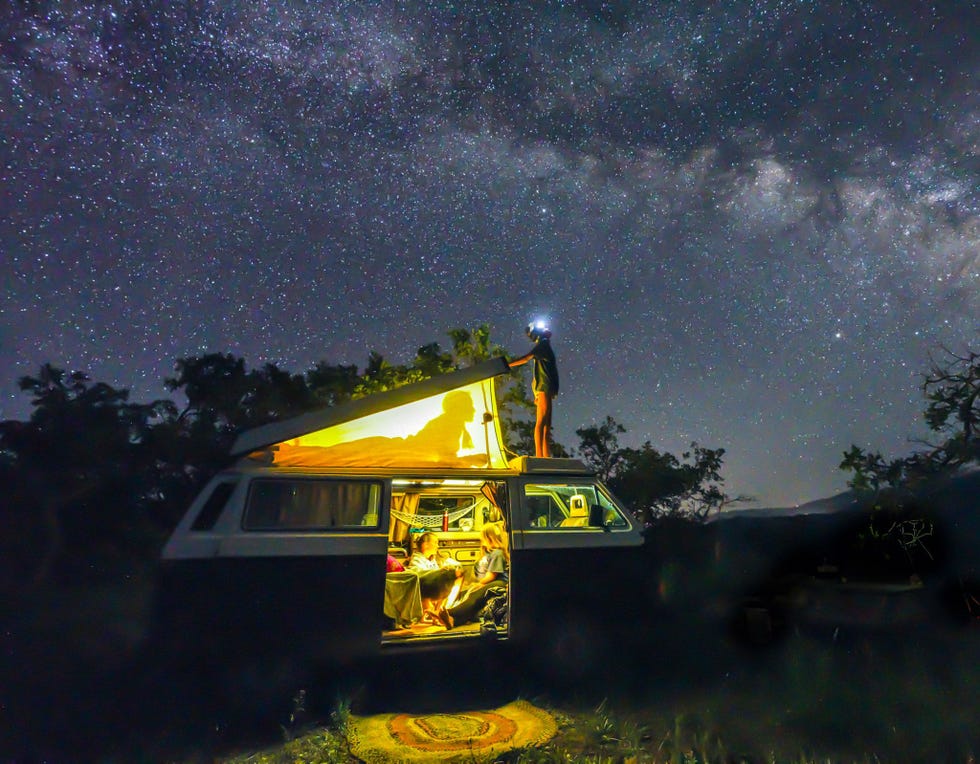ELK MOUNTAINS COLORADO VS  Met behulp van lange sluitertijden hoofdlampen een extreem hoge lichtgevoeligheid en drie  vier verschillende frames kon fotograaf Pete McBride in de hoogzomer deze compositie van de Melkweg maken Ik wilde de magie van het fotograferen van de nachthemel in de vrije natuur uitleggen aan mijn nichtjes aan de volgende generatie legt hij uit Het is verbazingwekkend wat je in je achtertuin kunt zien als je de tijd neemt om naar boven te kijken