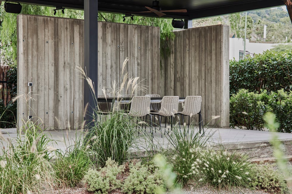 tonos neutros y detalles en vidrio tintado marcan el estilo de esta casa familiar con jardín