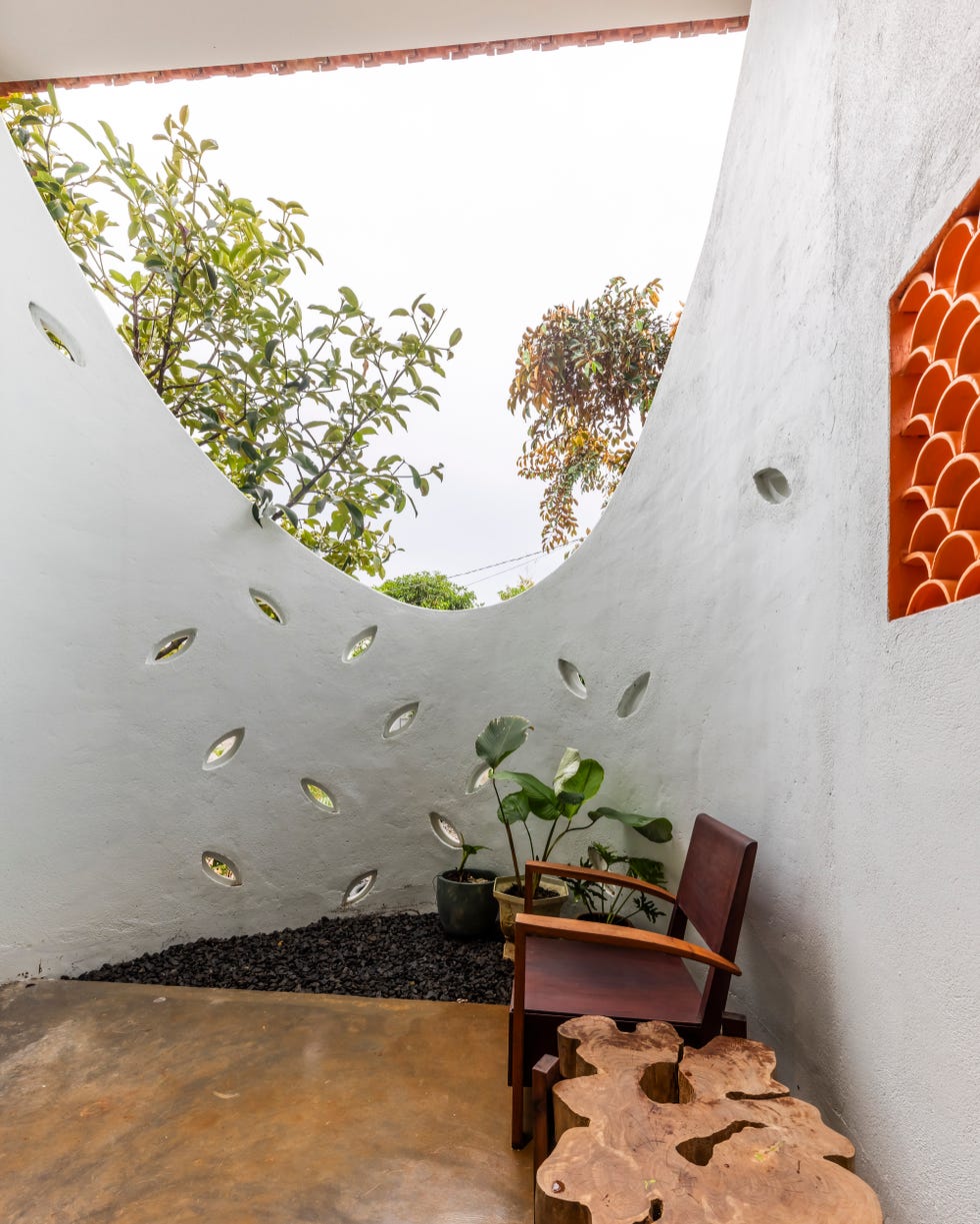 arquitectura organica, curvas y materiales naturales para una casa que redefine el concepto de hogar en un entorno tropical