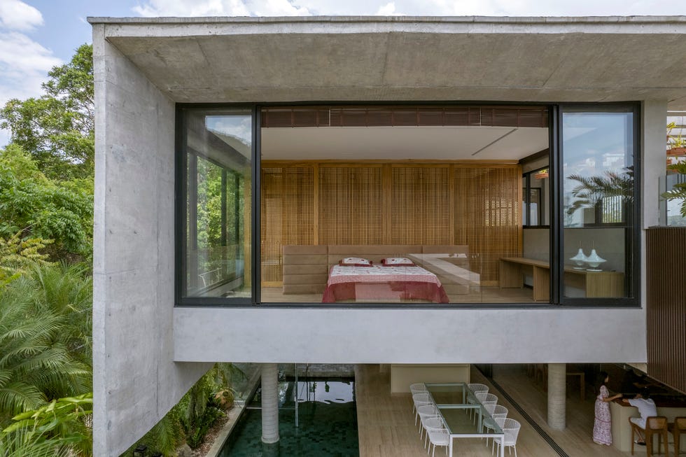 casa de hormigon con piscina que combina estructura brutalista, ventilacion cruzada y diseno tropical a medida