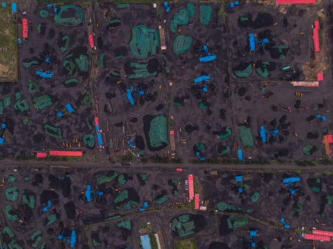 https://www.nationalgeographic.com/content/dam/science/2020/04/21/human-journey-steinmetz/18-human-journey-steinmetz.jpg Op dit drie kilometer lange fabrieksterrein in de Chinese provincie BinnenMongoli wordt steenkool gesorteerd voor de elektriciteitscentrale van Tuoketuo de grootste ter wereld Op satellietbeelden is een grote zwarte vlek rond het fabrieksterrein te zien ondanks de omheiningen waarmee de verspreiding van kolenstof voorkomen moet worden