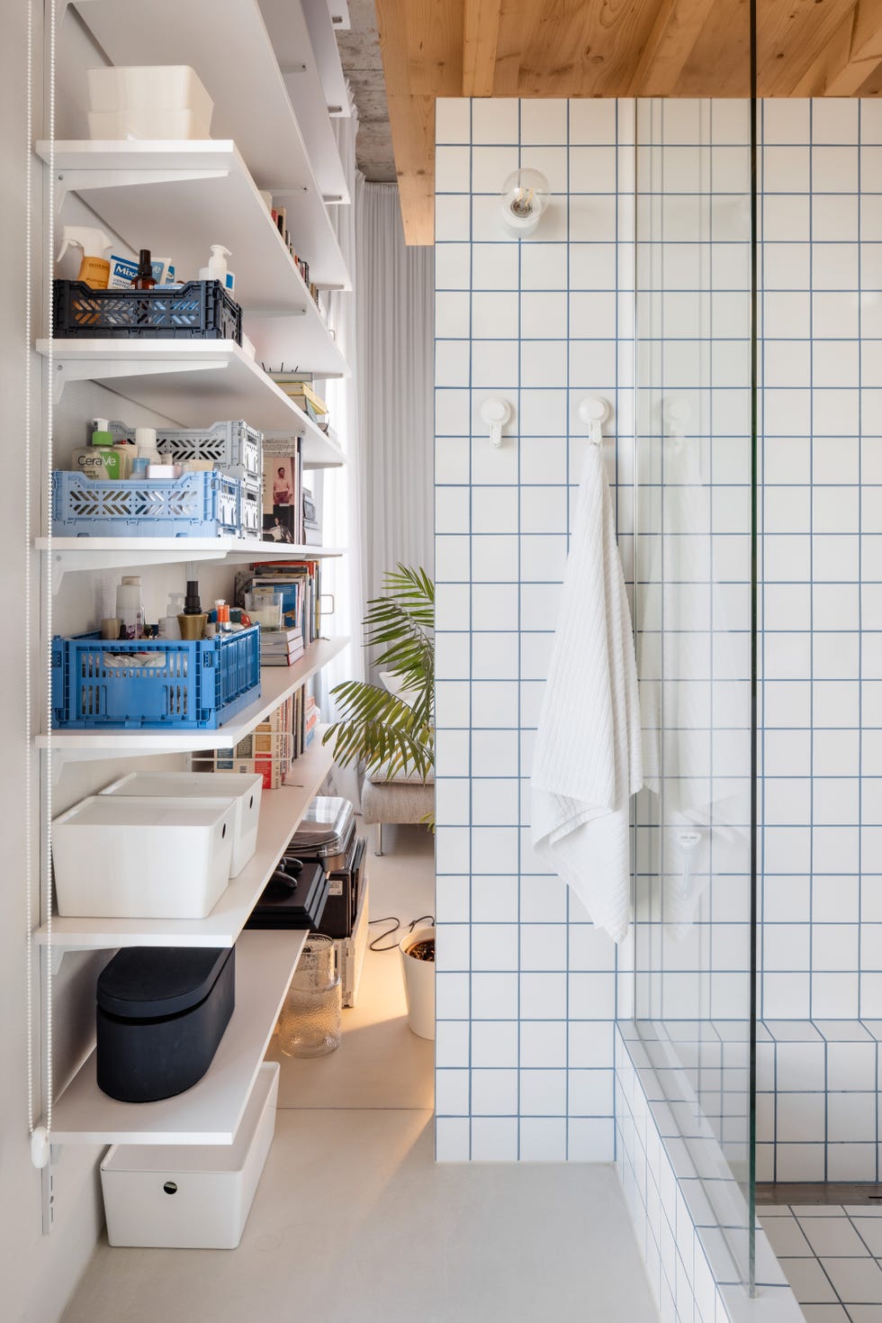 este apartamento gana mas de 17 metros habitables gracias a la altura de los techos y soluciones ingeniosas