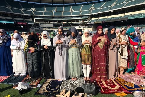 In het Angel Stadium in Anaheim Californi bidden moslimas op het Suikerfeest waarmee het einde van de Ramadan wordt gevierd