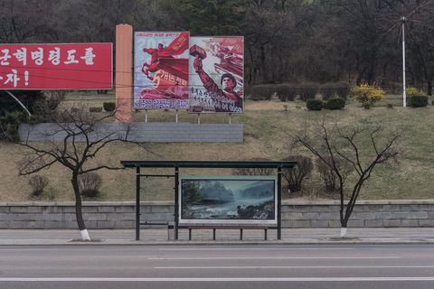 Deze foto van een bushalte in Pyongyang werd op zaterdag 8 april 2017 genomen