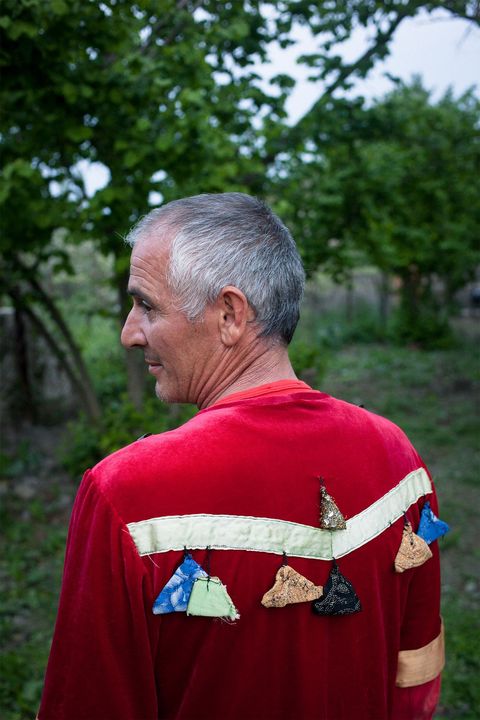 In de plaats Samur toont koorddanser Chakhbuba Kaziev kledingamuletten die volgens lokale overtuigingen bescherming bieden tegen het boze oog