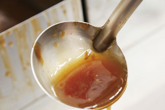 淋上香濃醬汁，再拿起筷子層層深掘，是滋味，也是趣味。