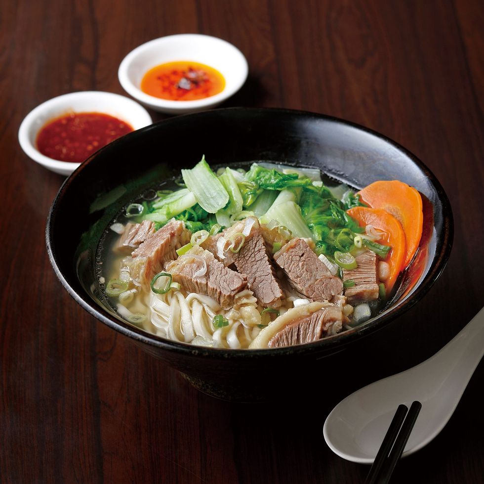 Dish, Food, Cuisine, Ingredient, Jeongol, Meat, Okinawa soba, Noodle soup, Soup, Beef noodle soup, 