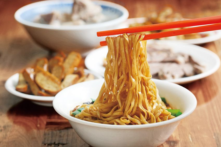 Dish, Food, Cuisine, Hot dry noodles, Noodle, Wonton noodles, Cart noodle, Yi mein, Ingredient, Chow mein, 