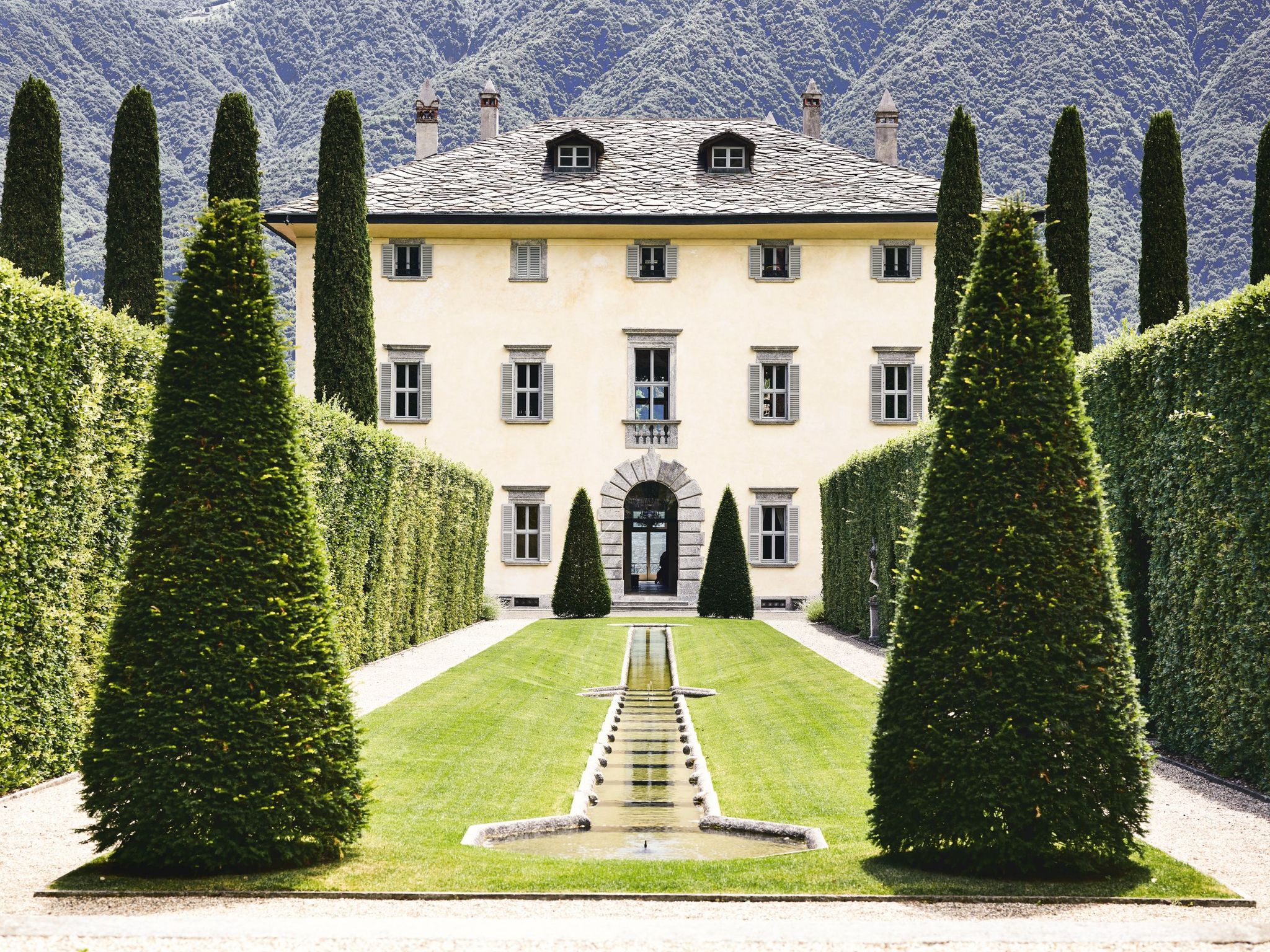 Tree, Green, Property, Château, Courtyard, House, Building, Estate, Palace, Woody plant, 