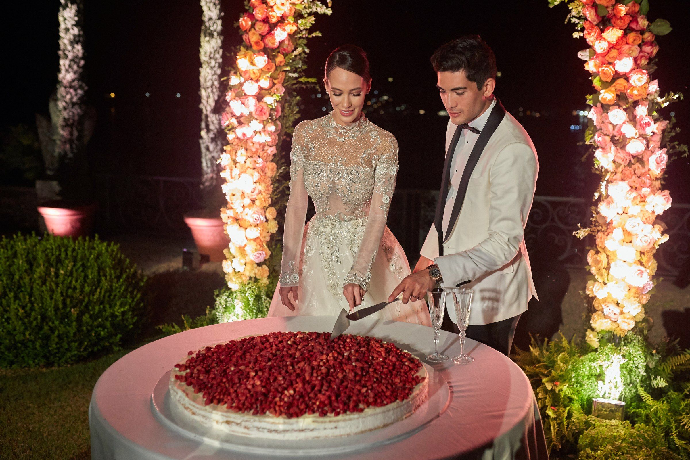 Elegant Wedding Cake with Flowers - coucoucake - cake and baking blog