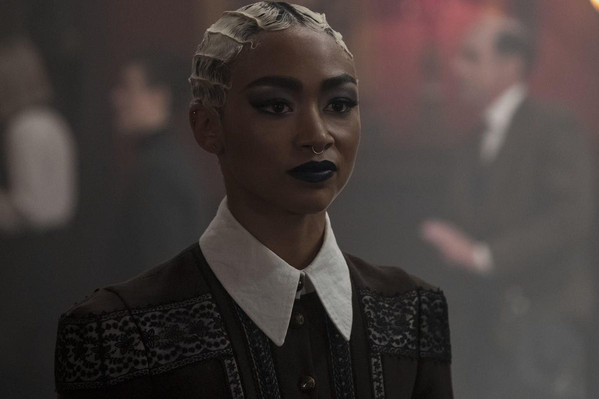 Estamos obcecadas pelo delineado bicolor da Tati Gabrielle, de 'Sabrina