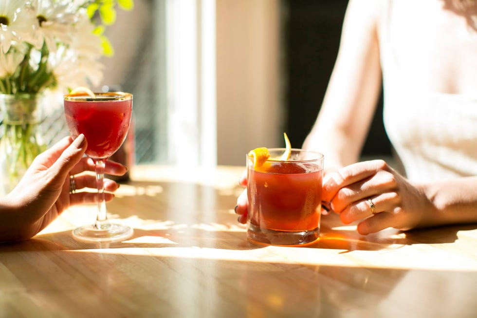 Drink, Cocktail, Alcoholic beverage, Spritz, Iced tea, Juice, Distilled beverage, Liqueur, Tinto de verano, Drinking, 