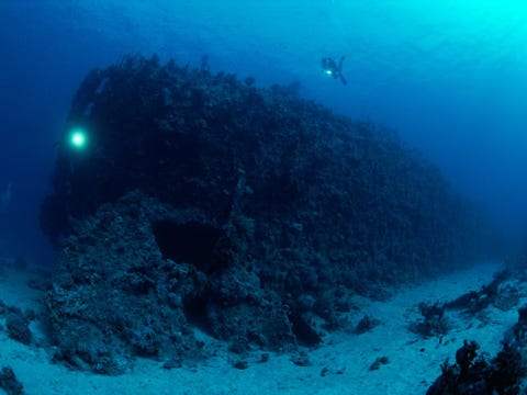 De koraalriffen van de Rode Zee zijn even fraai als dodelijk Hier verkennen duikers de met koraal bedekte resten van het Britse stoomschip SS Carnatic dat in september 1869 zonk nadat het bij het eiland Goebal aan de grond was gelopen