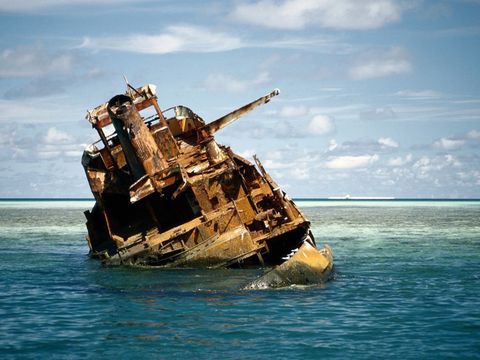 De verroeste romp van een scheepswrak ligt in ondiep water voor de Filipijnse Tubbatahariffen die 32000 hectare van de drukbevaren Suluzee beslaan en waar talloze scheepswrakken zijn te vinden