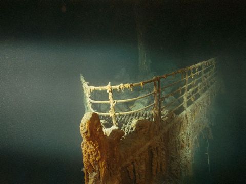 Een onderzeer laat zijn spookachtige licht schijnen op de verroeste boeg van de RMS Titanic De beroemde oceaanstomer zonk in april 1912 na een aanvaring met een ijsberg en werd in 1985 in wateren voor de kust van Newfoundland teruggevonden op een diepte van 3800 meter