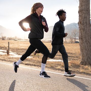 two people running fast outside, how to build stamina