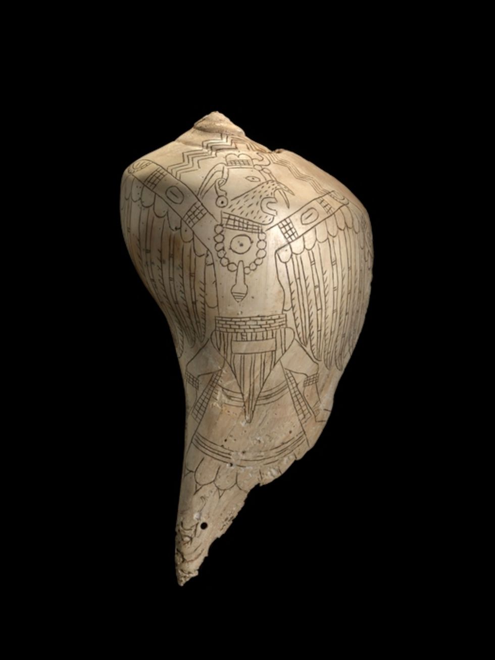 Tot de schatten die in de Spiro Mounds zijn ontdekt behoren met fraai snijwerk gedecoreerde alikruiken waarvan drinkbekers zijn gemaakt de decoraties tonen afbeeldingen van gekostumeerde mannen en mythische wezens