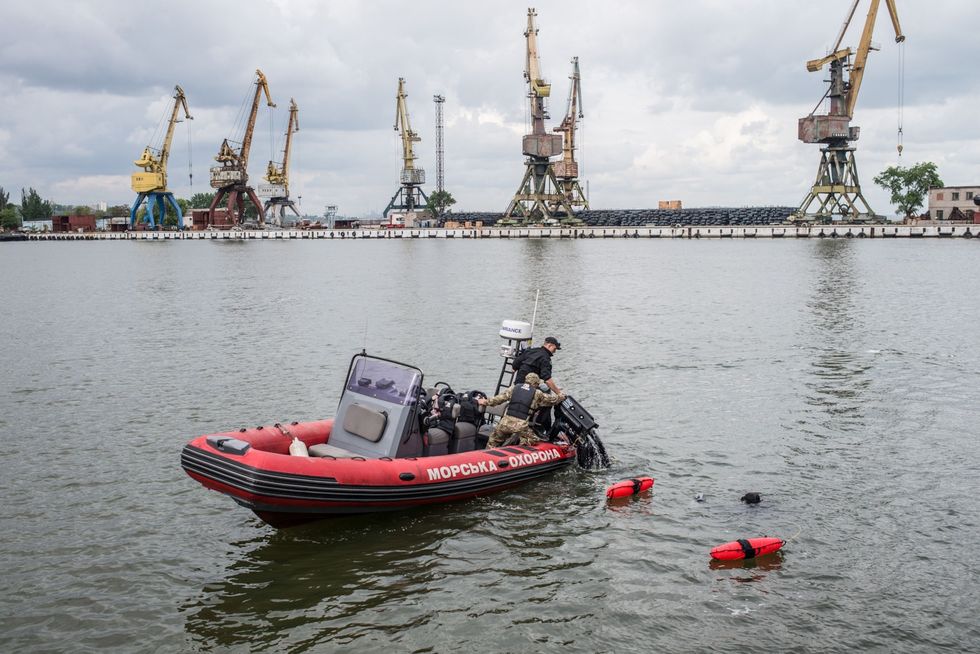 Oekraense militaire duikers trainen in de haven van Marioepol De stad loopt continu het gevaar vanuit zee te worden aangevallen door de Russische vloot