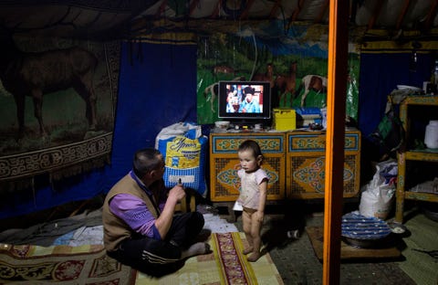 Davaadorg en Serjna in hun joert in de Mongoolse provincie Uvs