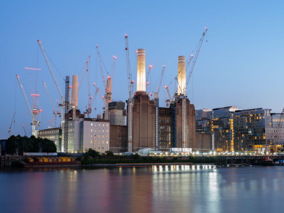 Battersea Power Station is het middelpunt van een groot nieuwbouwproject langs de Theems De oude kolencentrale zal zowel woonruimte als kantoorruimte bieden met Apple als prominentste huurder Critici vinden het project te luxueus de stad heeft een groot tekort aan betaalbare woningen