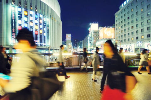 Haasten door de stad Mensen bewegen zich door Osaka Japan op een doordeweekse avond De foto werd gemaakt door Untouchablephoto Jack In het jachtige verkeer gaan de gezichten verloren