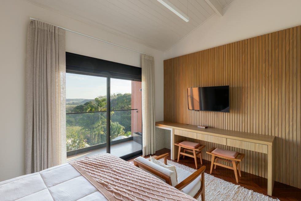casa roja de los 90 de vivienda convencional de espacio pequeños a abrirse al paisaje