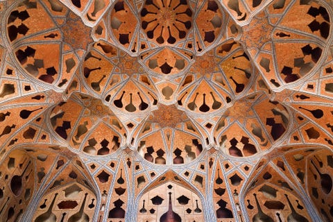Een opname van het minutieus bewerkte plafon van de Muziekzaal in het paleis Ali Qapu inIran De bijzondere figuren die in het plafond zijn gemaakt zijn niet alleen mooi maar hebben ook een functie ze dempen de galm en zorgen voor een betere akoestiek voor muzikale optredens