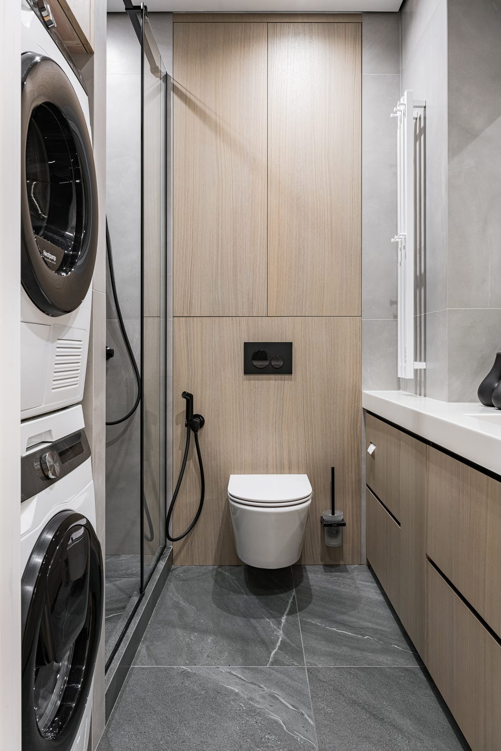 diseñada por pinteriors, esta casa combina líneas puras, curvas suaves y una paleta clara con texturas naturales, logrando un interior funcional, acogedor y lleno de detalles cuidados.