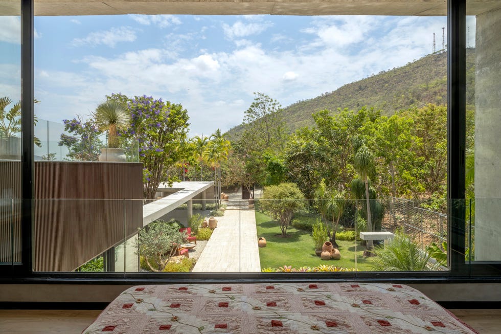 casa de hormigon con piscina que combina estructura brutalista, ventilacion cruzada y diseno tropical a medida