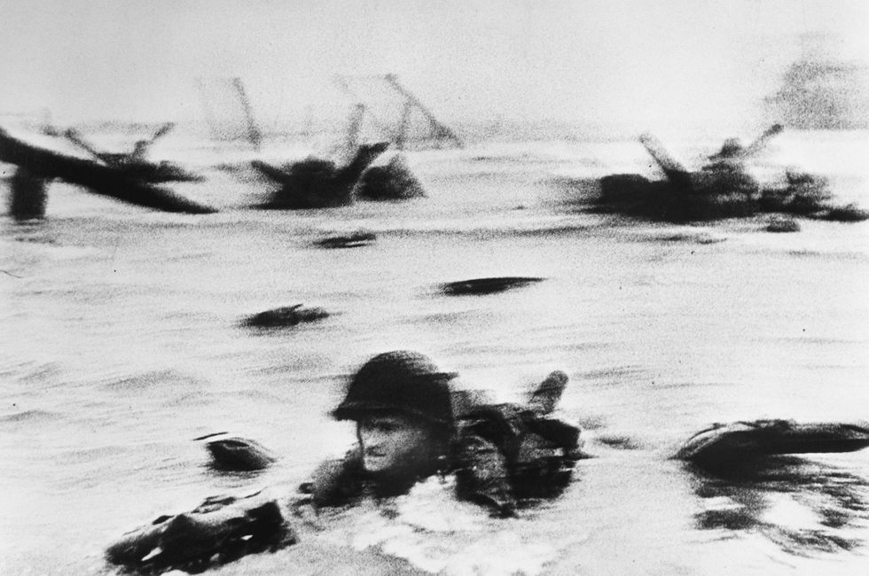 Samen met de eerste golf aanvalstroepen bestormde ook oorlogsfotograaf Robert Capa Omaha Beach waar ze onder zwaar vijandelijk vuur kwamen te liggen Capa maakte enkele van de beroemdste en meest schrijnende fotos van DDay