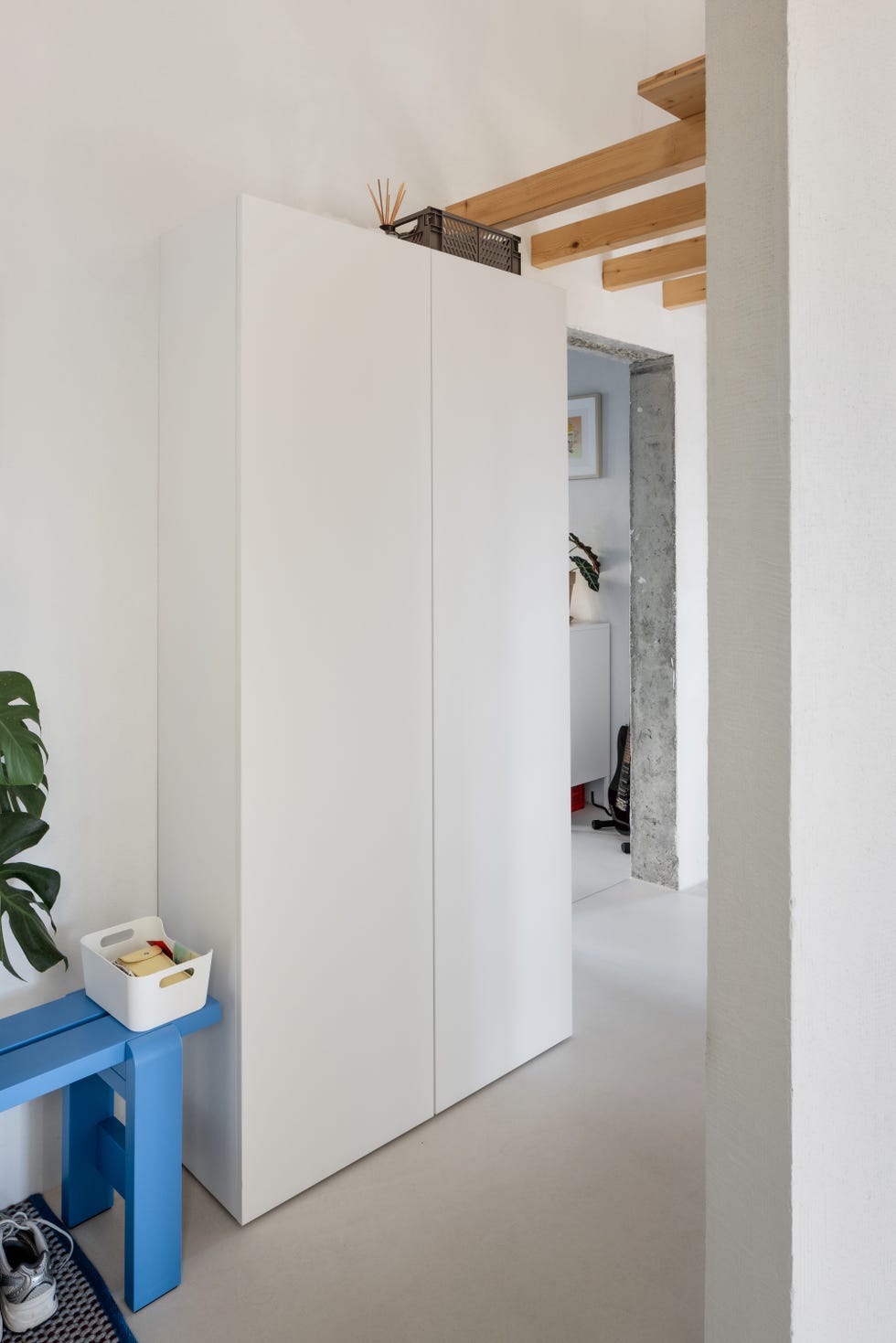 este apartamento gana mas de 17 metros habitables gracias a la altura de los techos y soluciones ingeniosas