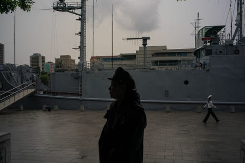 Een gids en een matroos bij het bemachtigde schip USS Pueblo in Pyongyang