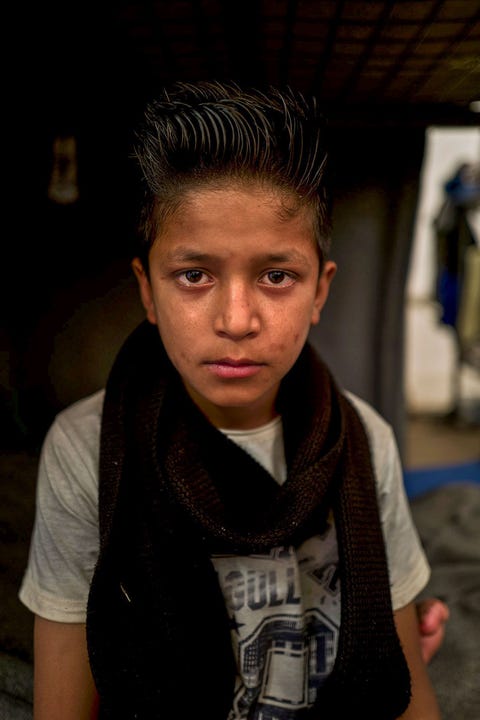 https://www.nationalgeographic.com/content/dam/photography/rights-exempt/most-moving-photos-2017/19-moving-2017-16-unaccompanied-minors-refugees.jpg De vroeg oud geworden Delagha Qandagha 8 heeft zijn ouders in Afghanistan niets verteld over zijn zware reis naar Europa Ze vroegen of ik moeilijkheden had gehad maar ik zei nee Ik wilde niet dat ze zich zorgen maakten