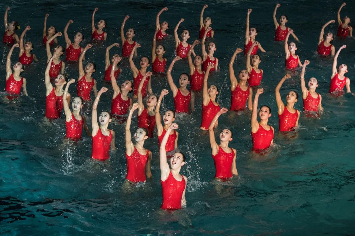 Vrouwen voeren een synchroonzwemkuur op als onderdeel van de festiviteiten op de Dag van de Schijnende Ster